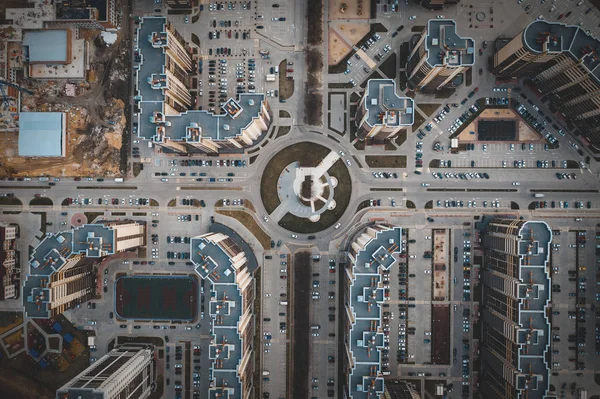 Vue aérienne du dessus des routes et des bâtiments bitumineux de la ville, des intersections urbaines modernes et des jonctions dans le centre-ville — Photo