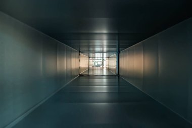 Soyut endüstriyel arka plan, ışıklı koridor veya tünel görünümü olarak kare demir veya metal boru veya tüp içinde