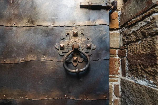 Staré železné rezavé starodávné dveře, klika na dveřích nebo klepadlo — Stock fotografie
