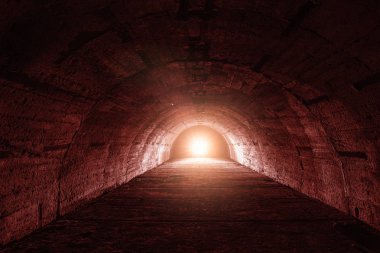 Sonunda kırmızı ışık, gerilim veya korku atmosfer kavramı ile yeraltı tünel veya koridor
