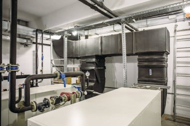 Birçok çelik ve plastik borular, manometreler ve metal borular ve otomatik kontrol ekipmanları ile Ev ısıtma sistemi