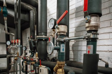 Ev Isıtma sistemi ile birçok çelik borular, manometreler ve metal borular