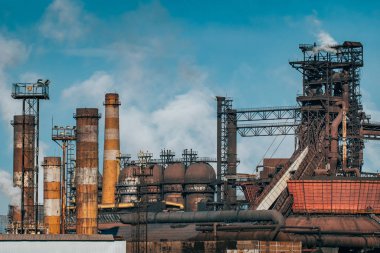 Bacalı ve sisli metalürji fabrikası. Ağır sanayi arka plan olarak çelik işleri, demir işleri veya metal işleri için endüstriyel tesis