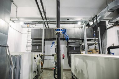 Birçok çelik ve plastik borular, manometreler ve metal borular ve otomatik kontrol ekipmanları ile Ev ısıtma sistemi