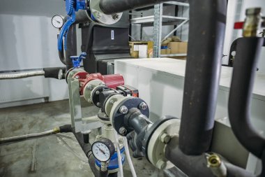 Ev Isıtma sistemi ile birçok çelik borular, manometreler ve metal borular