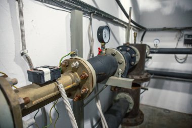 Ev Isıtma sistemi ile birçok çelik borular, manometreler ve metal borular