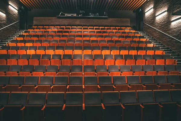Veřejné divadlo nebo kino hlediště haly s řadami křesel nebo židlí — Stock fotografie