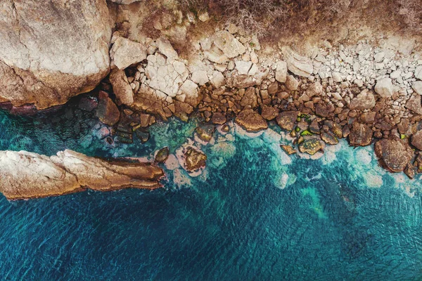 Luftaufnahme von Meereswellen und steinigen felsigen Strand Küste, Drohnenfoto — Stockfoto