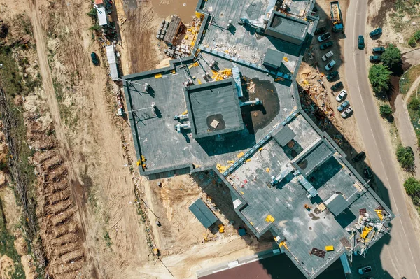 Вид с воздуха на стройплощадку нового современного жилого дома, фото беспилотника, вид сверху — стоковое фото
