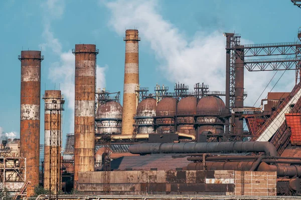 Metallurgische fabriek met schoorstenen en smog. Industriële installaties voor staalfabrieken, ijzerwerken of metaal fabrieken als achtergrond voor de zware industrie — Stockfoto