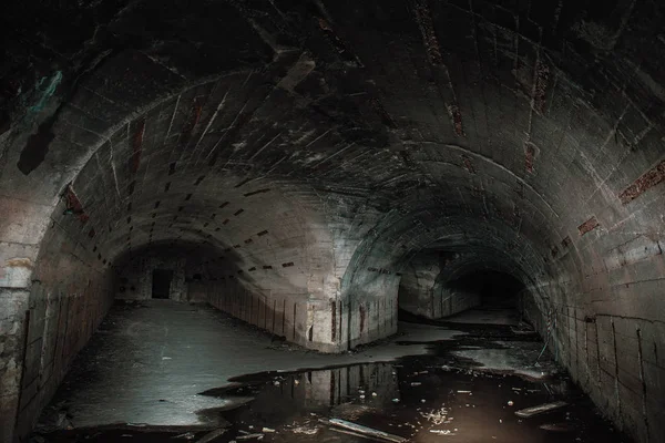 Dos vías en largos pasillos subterráneos de hormigón o túneles en búnker abandonado o refugio nuclear —  Fotos de Stock