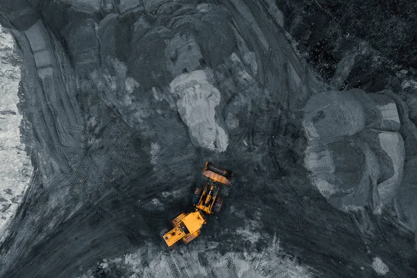 Gele graafmachine of bulldozer in steenkoolmijnen, industriële winning van mineralen, bovenaanzicht vanuit de lucht — Stockfoto