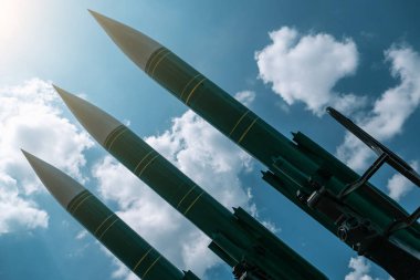 Mavi güneşli gökyüzü arka plan üzerinde Balistik füzeler, uçaksavar kuvvetleri, askeri sanayi. Savaş ve barış kavramı