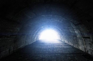 Tünel veya koridor, soyut umut ve Özgürlük kavramı yol sonunda ışık