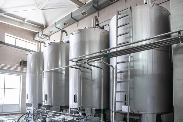 Paslanmaz çelik suyu fabrikası ekipmanları, büyük rezervuar veya tanklar ve borular modern plat. Endüstriyel arka plan