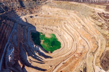 Maden ocağı, havadan görünüm. Mineral, cevher ve çakıl ların endüstriyel üretimi ve taşınması
