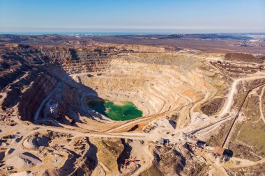 Taş ocağı peyzaj, endüstriyel kireçtaşı madenciliği sanayi havadan görünümü