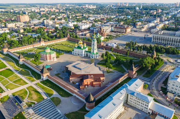 Pemandangan udara Tula Kremlin dan Katedral Epiphany - Gereja Ortodoks kuno di pusat kota, foto drone Stok Gambar Bebas Royalti