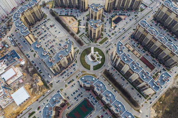 Nieuwe wijken met nieuwe moderne hoogbouw, wegen en parkeerplaatsen in de stad, bovenaanzicht — Stockfoto