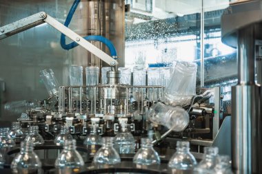 Yeni boş temiz Pet plastik şişe endüstriyel makine konveyör hattı veya bant içecek ile dolum için hazırlanıyor içinde. Su ve meyve suyu şişeleme tesisi