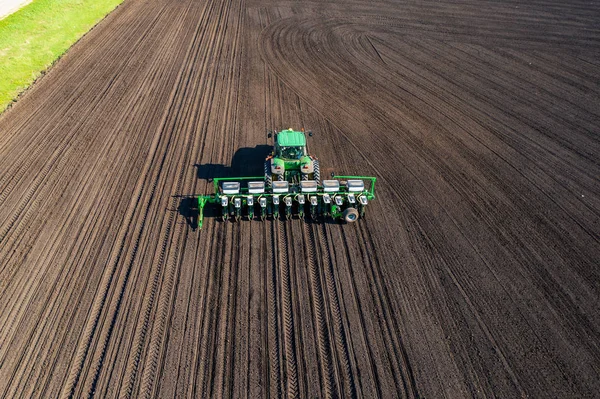 Letecký pohled na traktor nebo kombajn pracuje v terénu. Průmyslové zemědělství — Stock fotografie