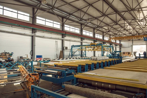 Промышленный мануфактурный цех по производству термоизоляционных сэндвич-панелей для строительства, внутри завода — стоковое фото