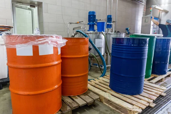 Barriles de acero o depósitos de almacenamiento con concentrado en la planta de producción de zumo y agua —  Fotos de Stock