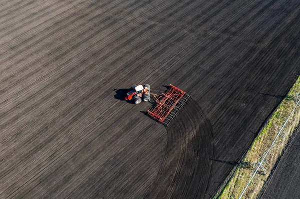 A traktor vagy a kombájn légi rálátása a terepen működik. Ipari mezőgazdaság — Stock Fotó