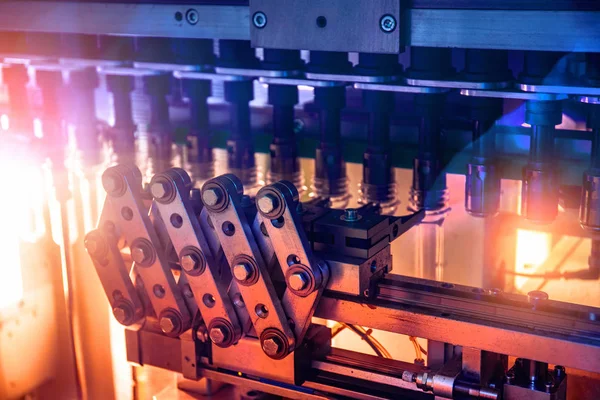 Máquina automatizada para soplar botellas de plástico de preformas PET como fondo de herramienta mecánica industrial abstracta en colores brillantes — Foto de Stock