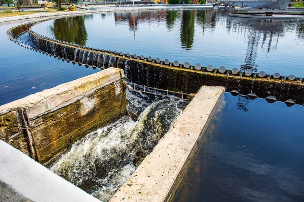 Moderne städtische Kläranlage mit Belebungsbecken, industriellem Wasserrecycling und -reinigung — Stockfoto