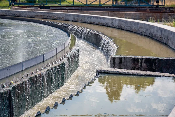 Moderna estação de tratamento de águas residuais urbanas e esgoto com tanques de aeração, reciclagem e purificação de água industrial — Fotografia de Stock