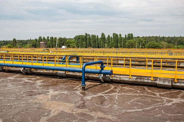 Réservoirs d'aération dans le recyclage et le nettoyage des eaux usées, station moderne de traitement des eaux usées — Photo