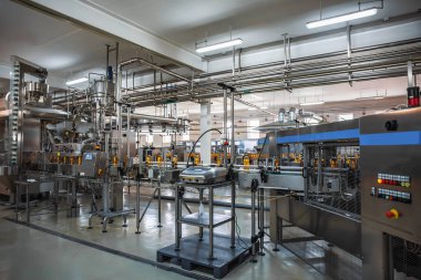 İçecek tesisi veya fabrikası, modern bilgisayarlı endüstriyel ekipman meyve suyu üretim hattı otomatik konveyör bant