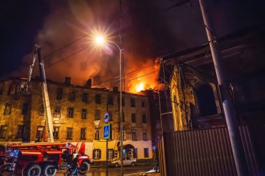 Apartmanda gece yangını, itfaiye ekipleri alev alev alev alev alev alev alev aldı. Yangın felaketi ve kaza trajedisi konsepti