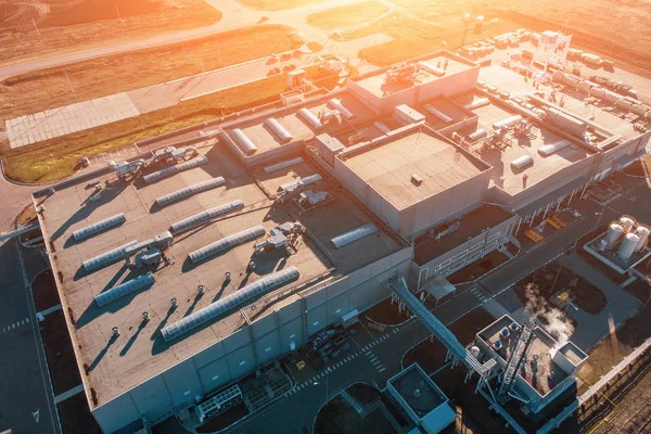 Luchtfoto van magazijnopslag of industrieel fabrieks-of logistiek centrum van bovenaf. Luchtfoto van industriële gebouwen en uitrusting bij zonsondergang — Stockfoto
