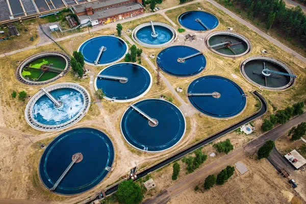 Modern pengolahan air limbah tanaman dengan kolam bulat untuk mendaur ulang air limbah kotor, pandangan udara — Stok Foto