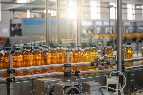 飲料の工場または工場のジュースの生産ラインの自動コンベヤーベルト、現代コンピュータ化される産業設備 — ストック写真