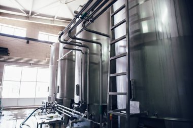 Paslanmaz çelik suyu fabrikası ekipmanları, büyük rezervuar veya tanklar ve borular modern plat. Endüstriyel arka plan