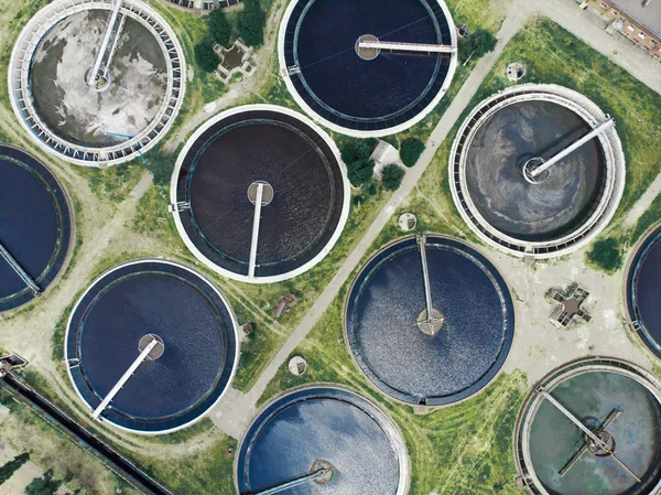 Modern pengolahan air limbah tanaman dengan kolam bulat untuk mendaur ulang air limbah kotor, pandangan udara — Stok Foto