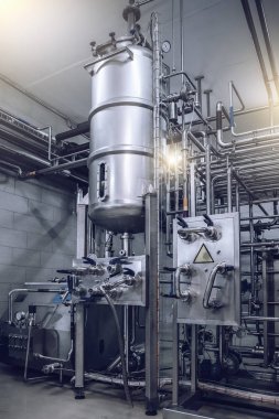 İçecek fabrikası nın iç mekanlarında büyük çelik tanklar veya rezervuarlar, endüstriyel donanım ekipmanları, meyve suyu üretim tesisi