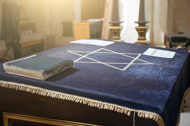 Sinagog içinde kitap ve David Star standında