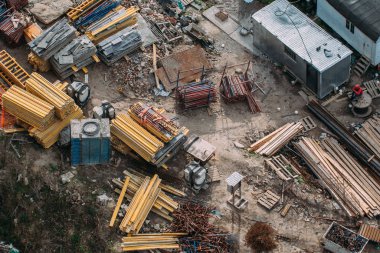 Bina için ekipman ile şantiye alanının üst görünümü