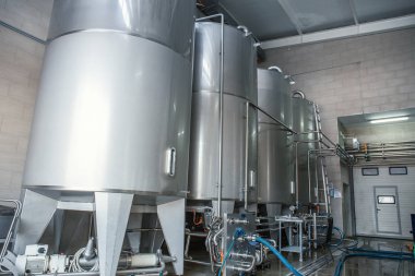 Paslanmaz çelik veya metal suyu fabrika ekipmanları, büyük rezervuarlar veya tanklar ve borular modern plat