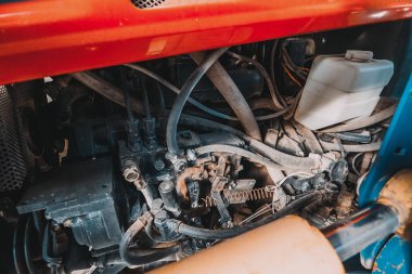 Tarım traktörü veya birleştirmek veya araba motoru veya hasat makinesi motoru