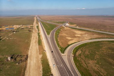 Alanlar arasında trafik için ulaşım kavşağı ile modern yeni karayolu nun havadan görünümü
