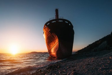 Kargo gemisi fırtına dan sonra deniz kenarında karaya oturdu