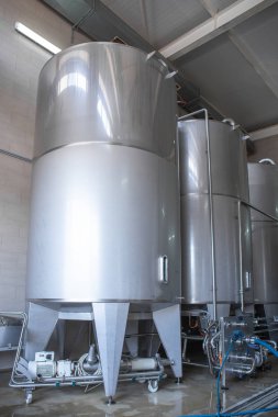 Paslanmaz çelik veya metal suyu fabrika ekipmanları, büyük rezervuarlar veya tanklar ve borular modern plat