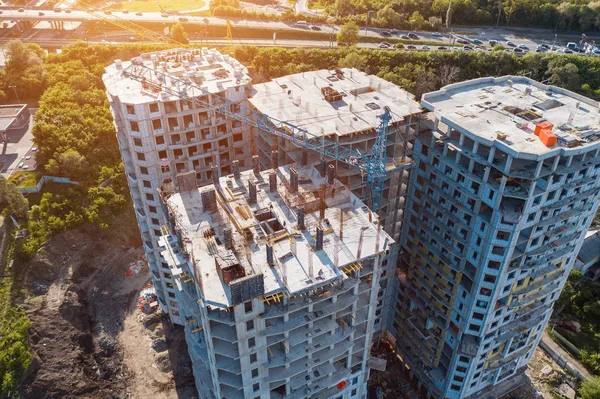 Вид сверху с воздуха на строительную площадку нового современного жилого дома, фото беспилотника — стоковое фото