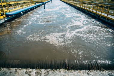 Atıksu arıtma tesisinde kanalizasyonun arıtılması ve biyolojik arıtılması için tanklar
