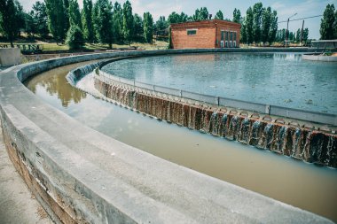 Atıksu arıtma tesisinde yuvarlak tank